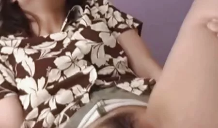 Uwielbia bawić się dojrzałe xxx z lesbijka