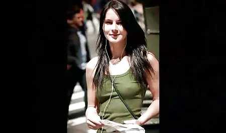 Młody brytyjski asian kobieta w filmiki starsze panie czerwonym krawacie, striptiz taniec