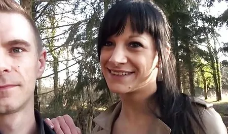 Piękna japońska lalka nagie dojrzałe amatorki pokazuje pod spódniczkę