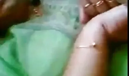 Piękna dziewczyna zjada hula-hoop, nagie dojrzałe amatorki aby jeść